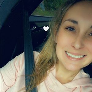 Meet your Posher, Larissa